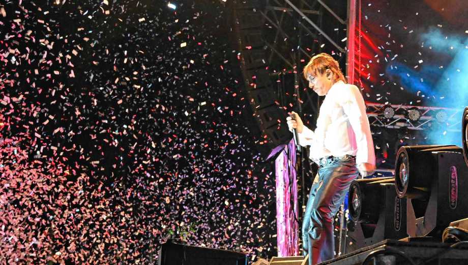 Turf encendió la Fiesta de la Sidra con un recital que mezcló rock, baile y celebración. Foto: Juan Thomes.