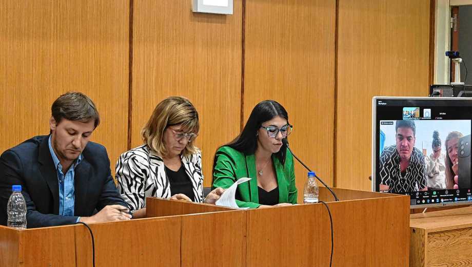 La Fiscalía de Roca trabaja en la reconstrucción del siniestro que terminó con cuatro muertos en la Ruta 22. Foto Juan Thomes.