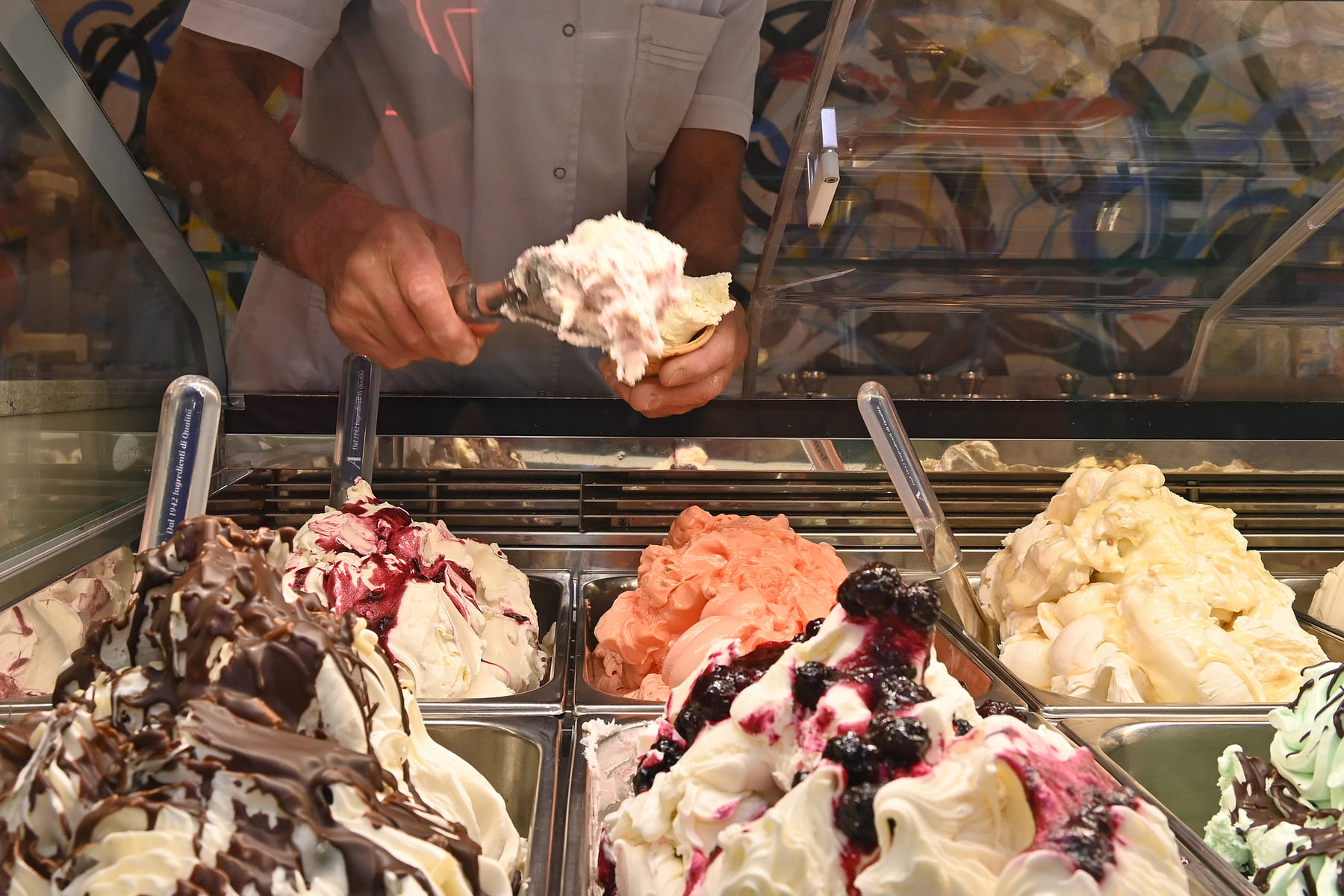 Cómo Antonio, el maestro heladero de Roca, hace helado artesanal con 48 ...