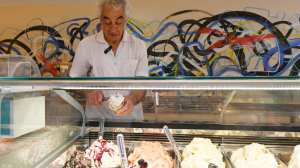 Cómo Antonio, el maestro heladero de Roca, hace helado artesanal con 48 años de pasión