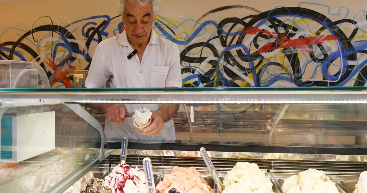 Cómo Antonio, el maestro heladero de Roca, hace helado artesanal con 48 ...