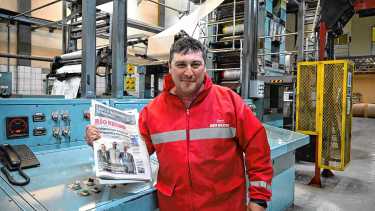 José Luis, un canillita histórico de Roca: reparte el diario y deja su huella por amor al oficio