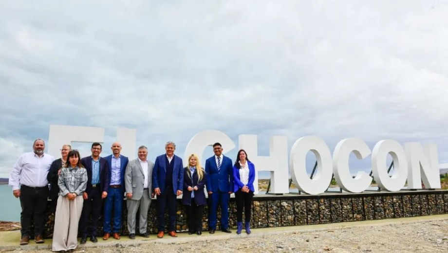 Rolando Figueroa participó del aniversario de Villa El Chocón. (Gentileza).