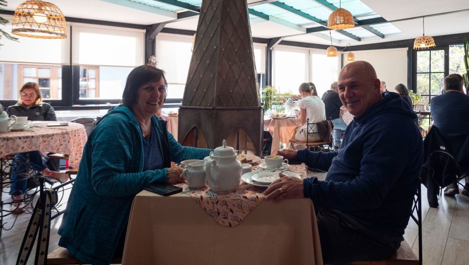 Nadie quiere perderse la ceremonia del té galés. Foto: Marcelo Martinez