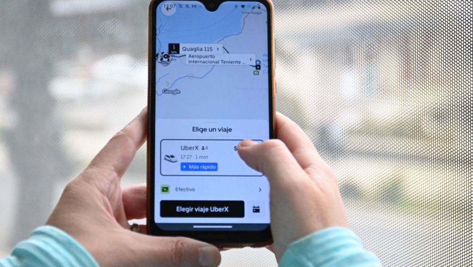 El intendente de Bariloche dejó sin efecto las resoluciones que prohibían Uber en la ciudad. Ahora de hecho pueden circular. Foto: Chino Leiva