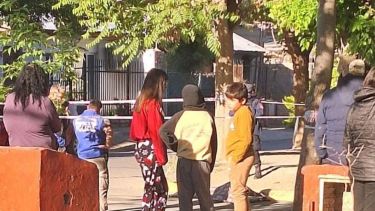 Mataron a un joven de una puñalada en la espalda en Neuquén: el cuerpo fue encontrado en la calle
