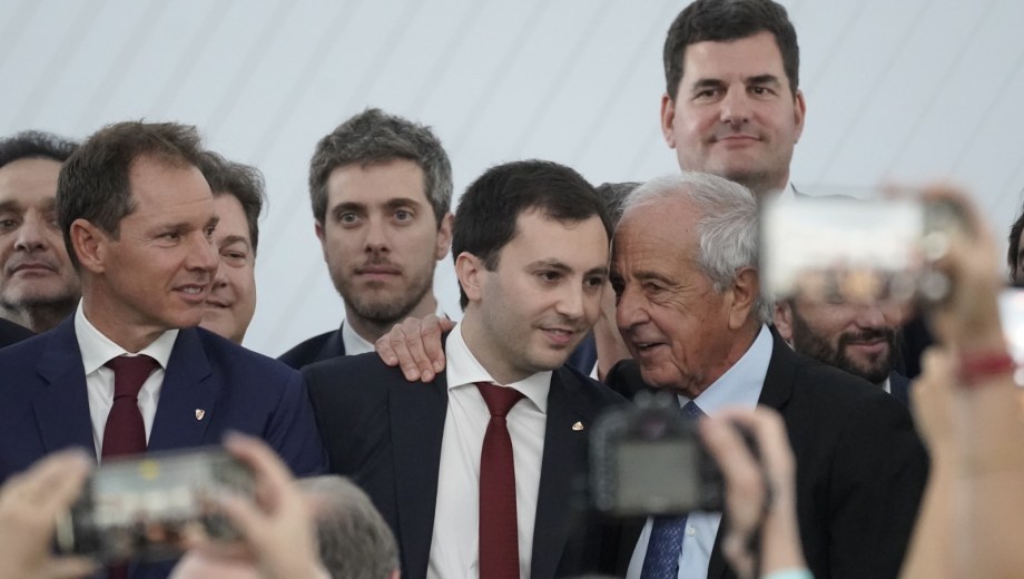 Stefano Di Carlo junto a los ex presidentes, Jorge Brito y Rodolfo D'onofrio. (Foto: Gentileza Marcelo Carroll - Clarín Fotos)