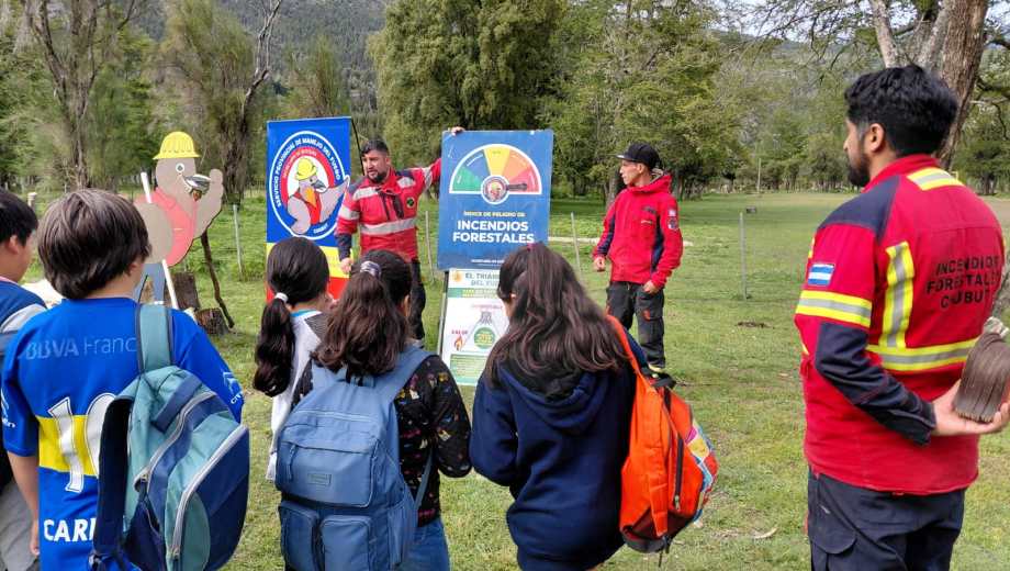 Los brigadistas del Splif El Bolsón realizaron una campaña educativa con 700 estudiantes de quinto grado de 18 escuelas urbanas. Foto: gentileza