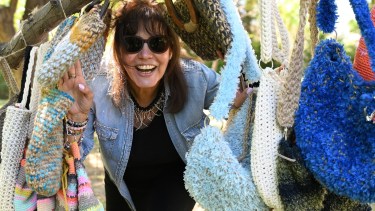 Claudia Lava, el arte detrás de sus carteras al crochet: el hilo entre lo simple y lo distinto