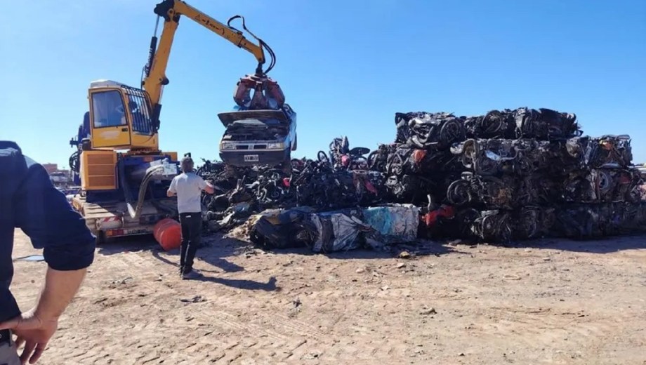 Neuquén compactó más de 1.200 vehículos secuestrados. Foto: gentileza.