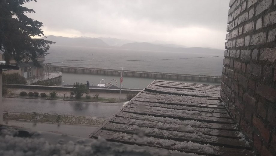 Cayó granizo en Bariloche y rige alerta amarilla del SMN. Foto: gentileza.