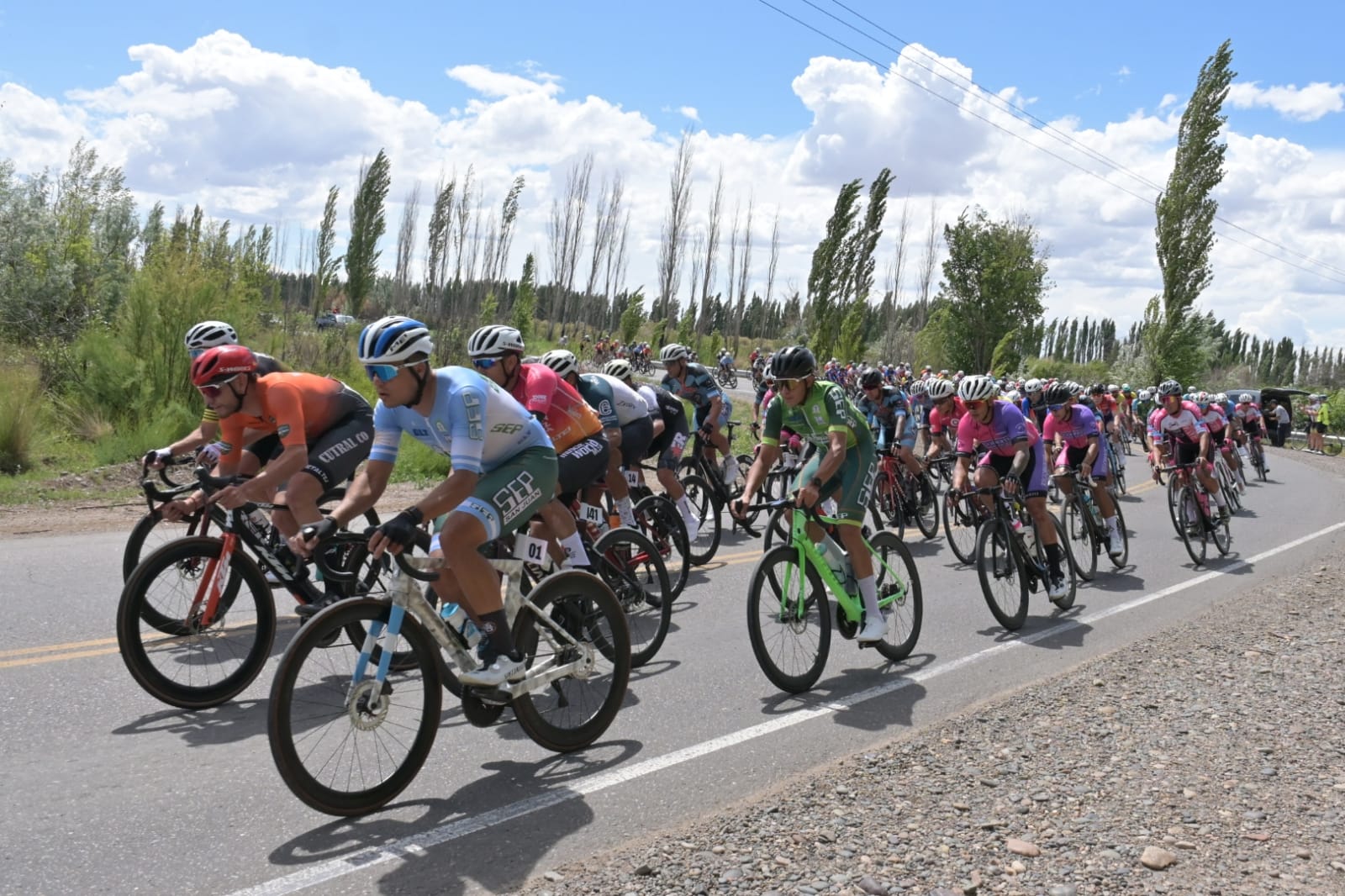 Empezó la primera etapa de la Vuelta al Valle en Allen: arranque accidentado y mucho viento