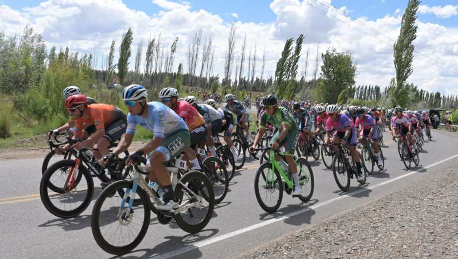 La 82° edición de la Vuelta al Valle comenzó en Allen. (Foto: Andrés Maripe)