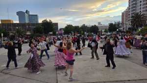 Día de la Tradición en Roca: una multitudinaria clase de folclore celebró la cultura popular