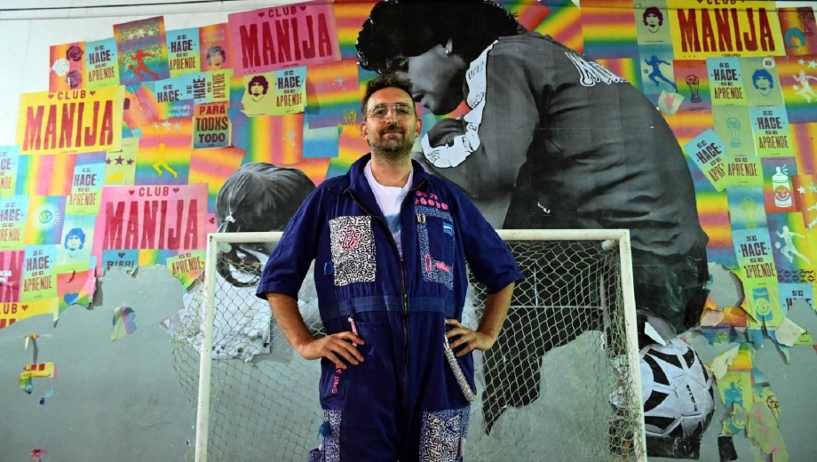 El artista de Viedma encontró en los murales una forma de enseñar, homenajear y compartir. Foto: Marcelo Ochoa.