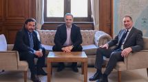 Imagen de En Casa Rosada, Manuel Adorni y Diego Santilli se reunieron con el gobernador de Salta: las reformas como parte de la agenda