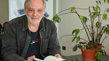 El herrero de Bariloche que estimula a jóvenes de barrios vulnerables para convertir chatarra en arte