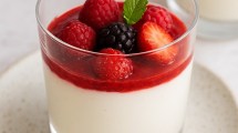 Imagen de Mousse de yogur con frutos rojos: el postre fácil que conquistará tu Navidad