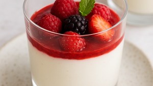 Mousse de yogur con frutos rojos: el postre fácil que conquistará tu Navidad
