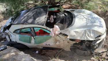 Un Ferrari despistó y chocó contra un árbol en San Martín de los Andes: dos personas fueron hospitalizadas
