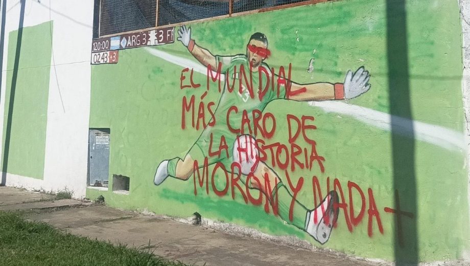 Varios murales de la Selección Argentina fueron vandalizados para criticar a Chiqui Tapia.