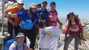 Tiene 72 años y subió el cerro Champaquí junto a sus amigas: una hazaña que celebró en lo más alto de Córdoba