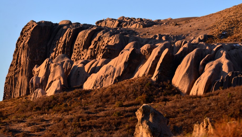 En el cerro La Buitrera, de unos 1600 metros, hay formaciones de piedra donde la erosión del agua y el viento han formado agujeros naturales que sirven de “dormitorios” a los cóndores. Foto: Alfredo Leiva