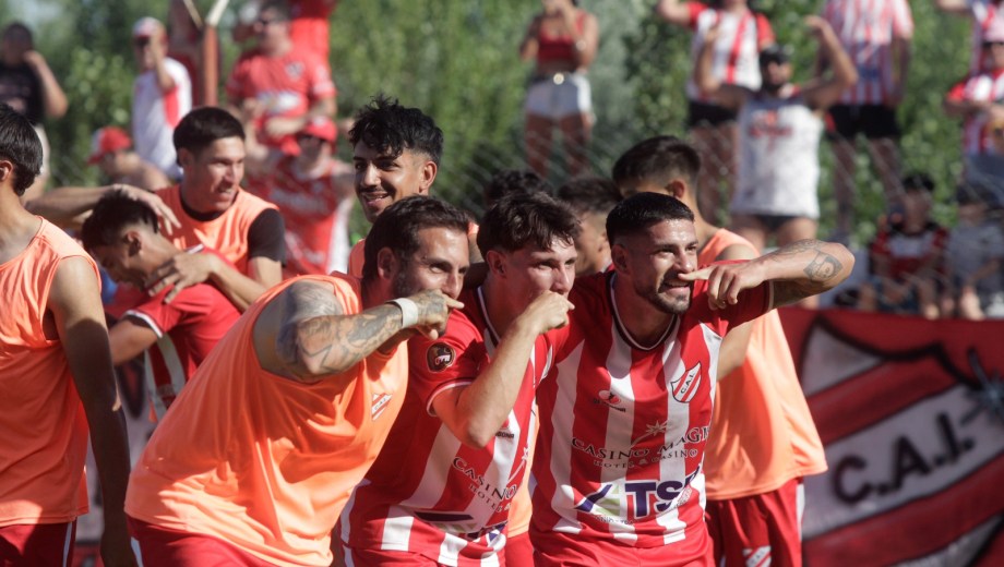 Independiente de Neuquén goleó a Maronese y clasificó. (Foto: Oscar Livera)