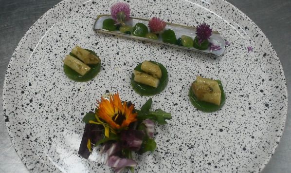 “Alma Atlántica”, este plato celebra la identidad costera rionegrina. La receta destaca la navaja del golfo San Matías.