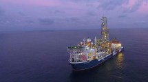 Imagen de Tras el petróleo del mar: YPF firmó con ENI un acuerdo para buscar a la «Namibia» americana