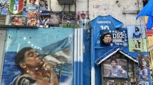 Imagen de Los conmovedores homenajes a Maradona en Nápoles: «Live Is Life» y «Dale Bo»
