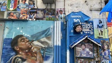 Los conmovedores homenajes a Maradona en Nápoles: «Live Is Life» y «Dale Bo»