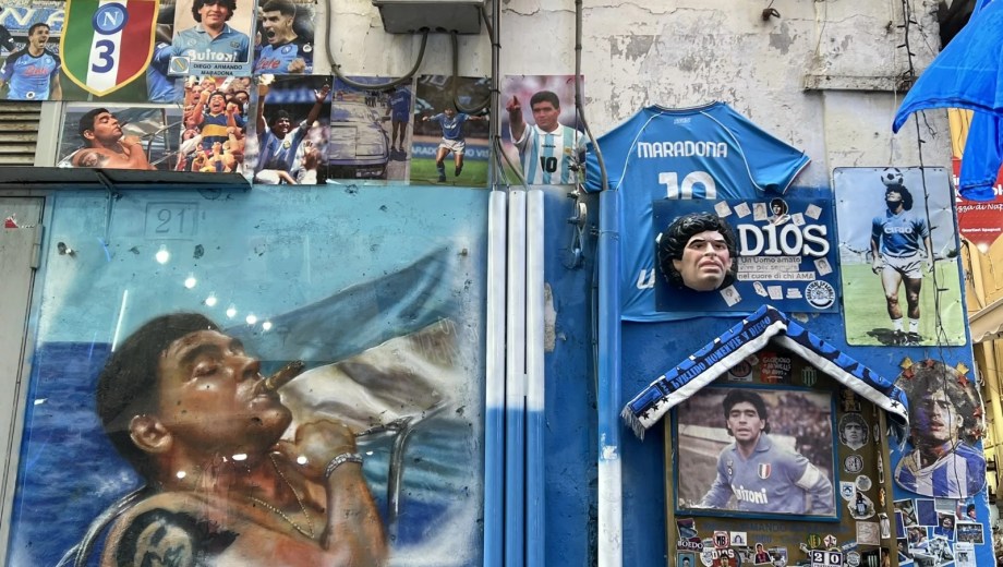 Uno de los cientos de homenajes a Maradona en Nápoles.