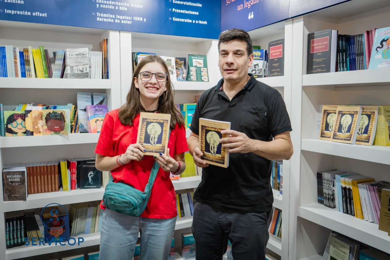 Juan Martín y Clara son de Zapala, son padre e hija y escribieron juntos un libro de cuentos: «La sociedad impensada»