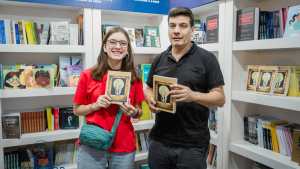 Juan Martín y Clara son de Zapala, son padre e hija y escribieron juntos un libro de cuentos: «La sociedad impensada»