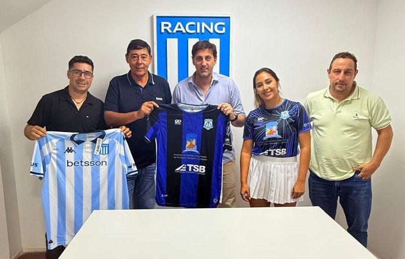 La dirigencia de Deportivo Rincón junto a Diego Milito tras un encuentro institucional "muy positivo".