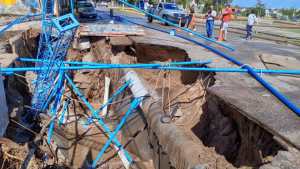 Impresionante socavón en el centro de Neuquén, tras el temporal de lluvia: qué pasó