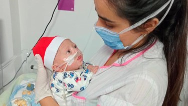 Yamila, la enfermera de Río Negro que abriga a bebés prematuros del país con su solidaridad