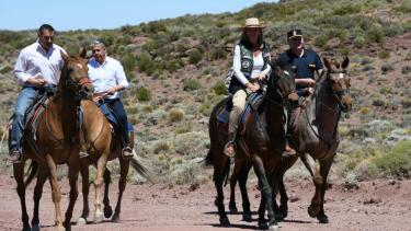 Esto en en Off: El gobernador se fue a caballo y solo dos funcionarios le hicieron el aguante