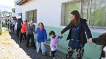 Imagen de Sentido abrazo a la escuela de Bariloche que tiene paneles de asbesto: piden nuevo edificio