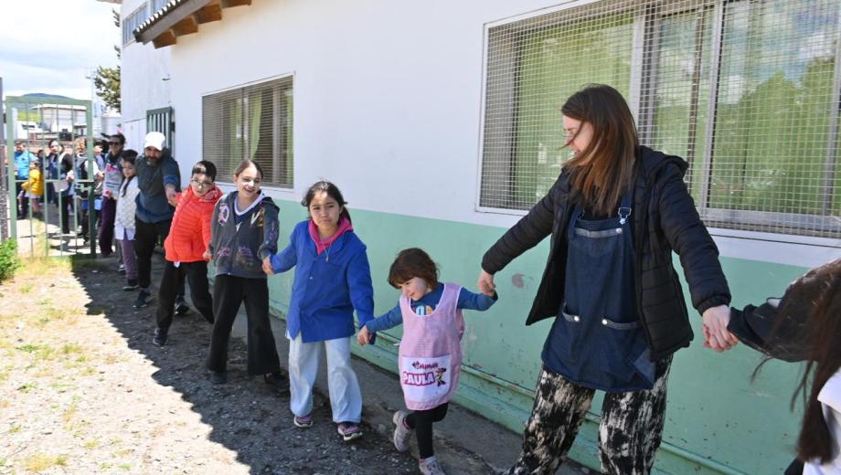 El abrazo a la escuela 71 de Bariloche movilizó a toda la comunidad educativa para pedir un nuevo edificio. Foto: Chino Leiva