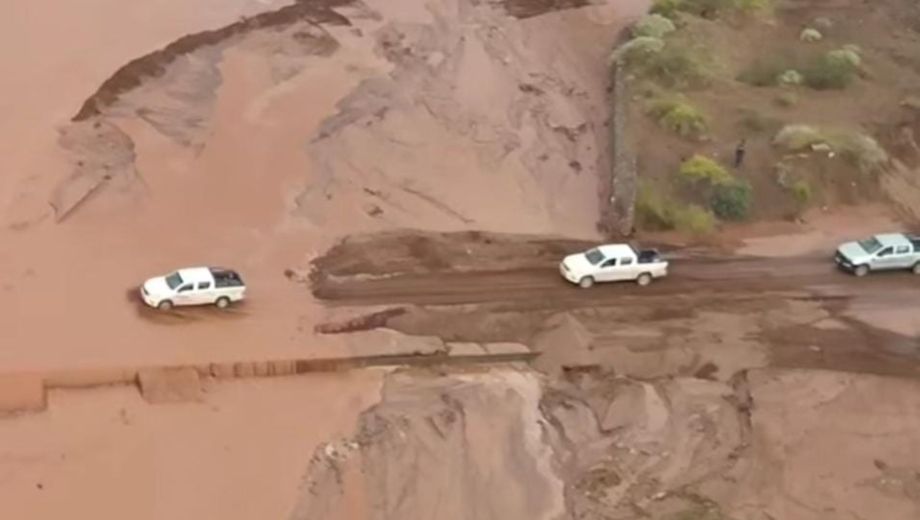 Hubo rutas afectadas por la tormenta en Neuquén. Foto: Captura video. 