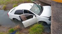 Imagen de Accidente en la Ruta 250: por evitar un choque, un auto cayó a un canal y dos mujeres fueron rescatadas