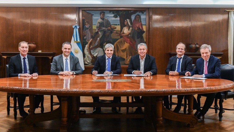 Rolando Figueroa firmó con Luis Caputo la baja de retenciones al convencional. Foto: gentileza.