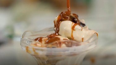 Helado de banana split hecho en casa, ideal para los días de calor