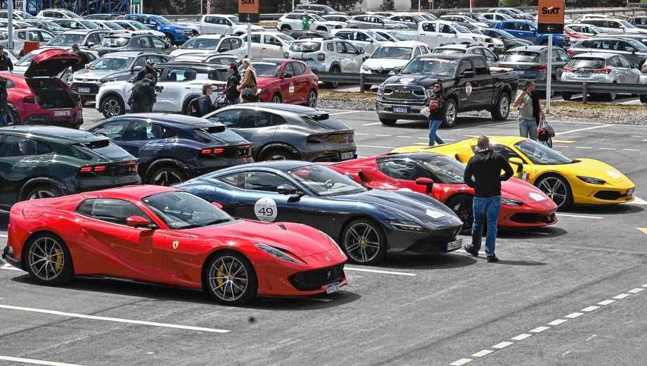 Los más de 50 Ferrari llegaron a Bariloche en camiones y fueron descargados en el aeropuerto local. Fotos Alfredo Leiva. 