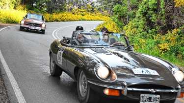 Joyas sobre ruedas: 12 fotos únicas de los autos clásicos que recorrieron Bariloche por la largada de las Mil Millas