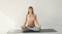 Imagen de Sin pesas: la postura de yoga perfecta para tonificar el abdomen después de los 50