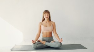 Sin pesas: la postura de yoga perfecta para tonificar el abdomen después de los 50