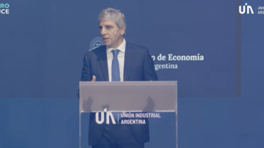 Luis Caputo sobre el dólar: «Hay que graduarse primero antes de flotar libremente»